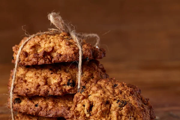 Çikolatalı Bisküvi, tarçın ve ahşap arka plan üzerinde kurutulmuş portakal ile Noel kompozisyon yakın çekim.