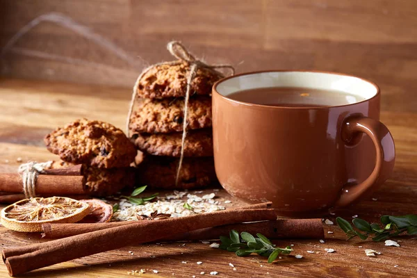 Yulaf ezmesi, çikolata bisküvi ve Baharatlar, ahşap arka plan, yakın çekim, seçici odak ile Noel çay saati.