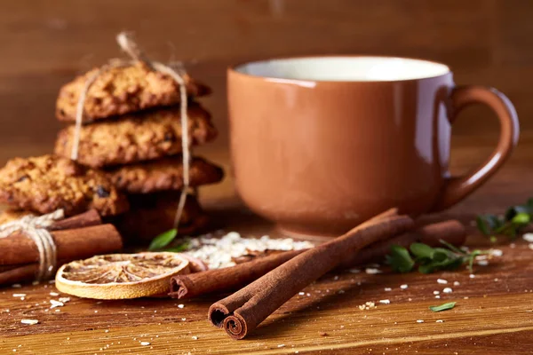 Yulaf ezmesi, çikolata bisküvi ve Baharatlar, ahşap arka plan, yakın çekim, seçici odak ile Noel çay saati.