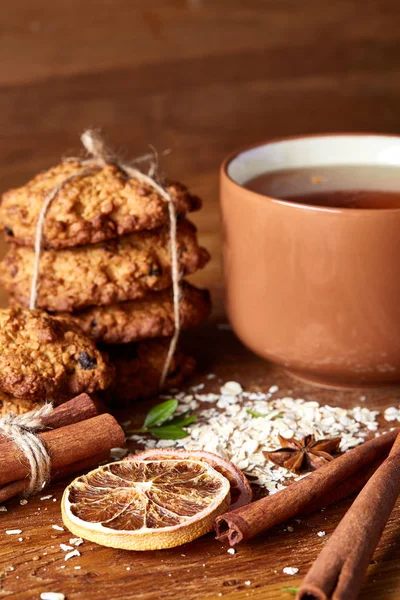 Yulaf ezmesi, çikolata bisküvi ve Baharatlar, ahşap arka plan, yakın çekim, seçici odak ile Noel çay saati.