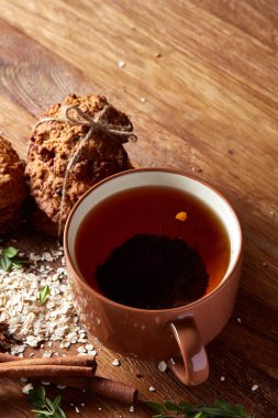 Yulaf ezmesi, çikolata bisküvi ve Baharatlar, ahşap arka plan, yakın çekim, seçici odak ile Noel çay saati.