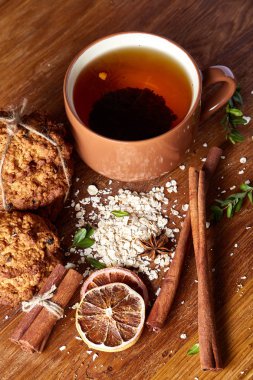 Yulaf ezmesi, çikolata bisküvi ve Baharatlar, ahşap arka plan, yakın çekim, seçici odak ile Noel çay saati.