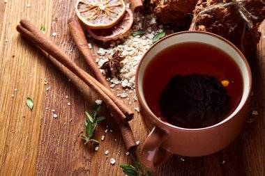 Yulaf ezmesi, çikolata bisküvi ve Baharatlar, ahşap arka plan, yakın çekim, seçici odak ile Noel çay saati.