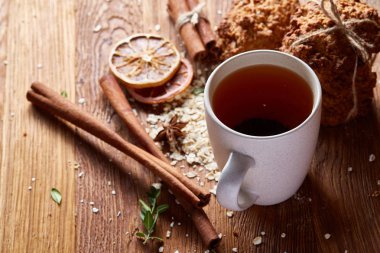 Bir fincan sıcak çay, kurabiye ve dekorasyon ahşap arka plan, seçici odak üzerinde bir oturum ile Noel kavramı