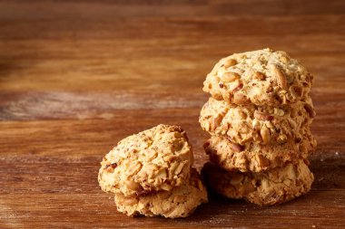 Çikolata Bisküvi bir rustik ahşap arka plan, yakın çekim, seçici odak grup.