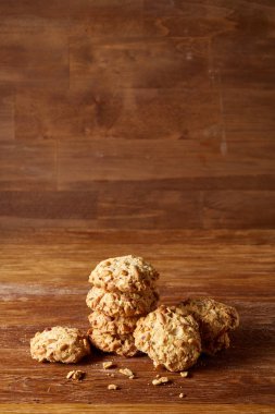 Çikolata Bisküvi bir rustik ahşap arka plan, yakın çekim, seçici odak grup.