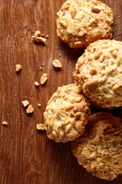 Çikolata Bisküvi bir rustik ahşap arka plan, yakın çekim, seçici odak grup.