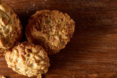 Çikolata Bisküvi bir rustik ahşap arka plan, yakın çekim, seçici odak grup.