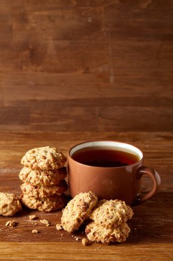 Porselen fincan çay ve tatlı kurabiye ahşap arka plan, üstten görünüm, seçici odak