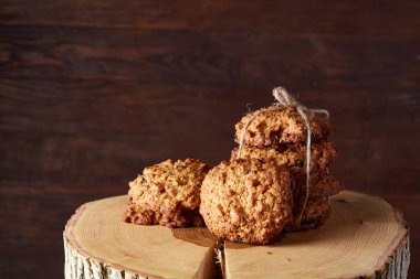 Kavramsal şenlikli bileşimi ile bir fincan sıcak çay, kurabiye ve spicies bir ahşap varil, seçici odak, yakın çekim