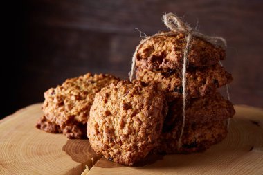 Kavramsal şenlikli bileşimi ile bir fincan sıcak çay, kurabiye ve spicies bir ahşap varil, seçici odak, yakın çekim