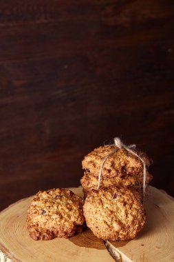 Kavramsal şenlikli bileşimi ile bir fincan sıcak çay, kurabiye ve spicies bir ahşap varil, seçici odak, yakın çekim