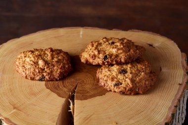 Kavramsal şenlikli bileşimi ile bir fincan sıcak çay, kurabiye ve spicies bir ahşap varil, seçici odak, yakın çekim