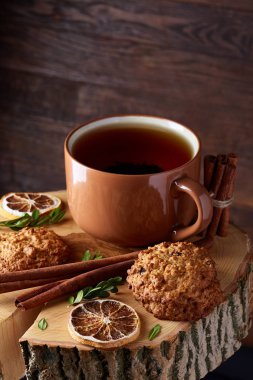 Bir fincan sıcak çay, kurabiye ve dekorasyon ahşap arka plan, seçici odak üzerinde bir oturum ile Noel kavramı