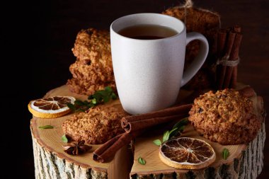 Bir fincan sıcak çay, kurabiye ve dekorasyon ahşap arka plan, seçici odak üzerinde bir oturum ile Noel kavramı