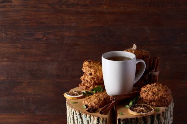 Bir fincan sıcak çay, kurabiye ve dekorasyon ahşap arka plan, seçici odak üzerinde bir oturum ile Noel kavramı