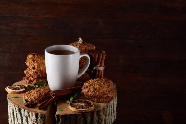 Bir fincan sıcak çay, kurabiye ve dekorasyon ahşap arka plan, seçici odak üzerinde bir oturum ile Noel kavramı