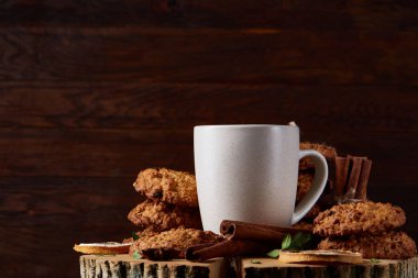 Bir fincan sıcak çay, kurabiye ve dekorasyon ahşap arka plan, seçici odak üzerinde bir oturum ile Noel kavramı