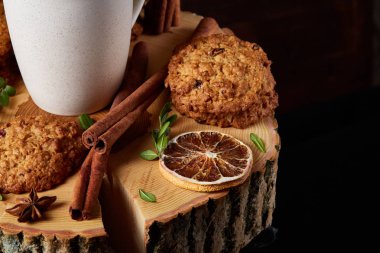 Bir fincan sıcak çay, kurabiye ve dekorasyon ahşap arka plan, seçici odak üzerinde bir oturum ile Noel kavramı