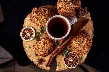 Bir fincan sıcak çay, kurabiye ve dekorasyon ahşap arka plan, seçici odak üzerinde bir oturum ile Noel kavramı