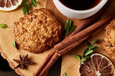 Bir fincan sıcak çay, kurabiye ve dekorasyon ahşap arka plan, seçici odak üzerinde bir oturum ile Noel kavramı