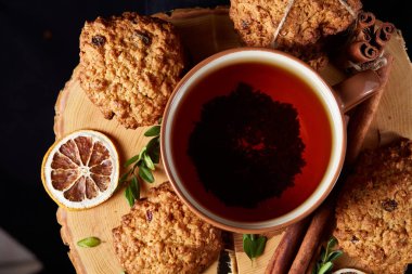 Bir fincan sıcak çay, kurabiye ve dekorasyon ahşap arka plan, seçici odak üzerinde bir oturum ile Noel kavramı