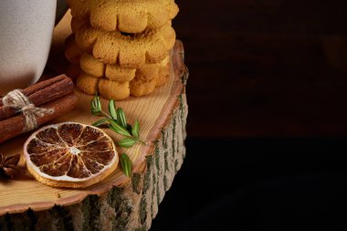 Bir fincan sıcak çay, kurabiye ve dekorasyon ahşap arka plan, seçici odak üzerinde bir oturum ile Noel kavramı