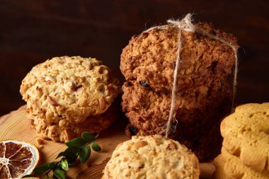 Tanımlama bilgileri ve tarçın bir ahşap varil, seçici odak, yakın çekim çeşitler ile kavramsal kompozisyon