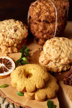 Tanımlama bilgileri ve tarçın bir ahşap varil, seçici odak, yakın çekim çeşitler ile kavramsal kompozisyon