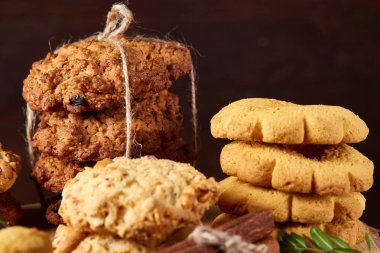 Tanımlama bilgileri ve tarçın bir ahşap varil, seçici odak, yakın çekim çeşitler ile kavramsal kompozisyon