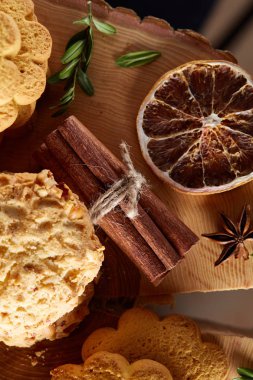 Tanımlama bilgileri ve tarçın bir ahşap varil, seçici odak, yakın çekim çeşitler ile kavramsal kompozisyon