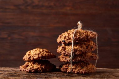 Tanımlama bilgileri ve tarçın bir ahşap varil, seçici odak, yakın çekim çeşitler ile kavramsal kompozisyon