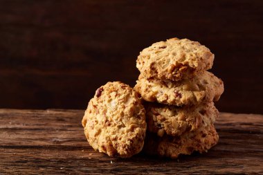 Tanımlama bilgileri ve tarçın bir ahşap varil, seçici odak, yakın çekim çeşitler ile kavramsal kompozisyon