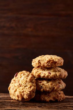 Tanımlama bilgileri ve tarçın bir ahşap varil, seçici odak, yakın çekim çeşitler ile kavramsal kompozisyon