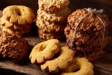 Tanımlama bilgileri ve tarçın bir ahşap varil, seçici odak, yakın çekim çeşitler ile kavramsal kompozisyon