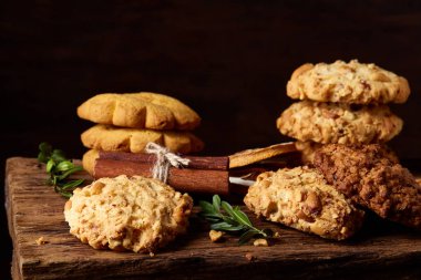 Tanımlama bilgileri ve tarçın bir ahşap varil, seçici odak, yakın çekim çeşitler ile kavramsal kompozisyon