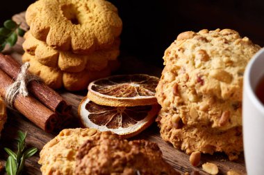 Tanımlama bilgileri ve tarçın bir ahşap varil, seçici odak, yakın çekim çeşitler ile kavramsal kompozisyon