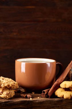 Kavramsal şenlikli bileşimi ile bir fincan sıcak çay, kurabiye ve spicies bir ahşap varil, seçici odak, yakın çekim