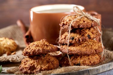 Kavramsal şenlikli bileşimi ile bir fincan sıcak çay, kurabiye ve spicies bir ahşap varil, seçici odak, yakın çekim