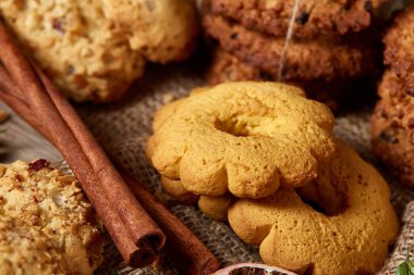 Kavramsal şenlikli bileşimi ile bir fincan sıcak çay, kurabiye ve spicies bir ahşap varil, seçici odak, yakın çekim