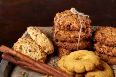 Kavramsal şenlikli bileşimi ile bir fincan sıcak çay, kurabiye ve spicies bir ahşap varil, seçici odak, yakın çekim