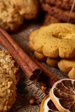 Kavramsal şenlikli bileşimi ile bir fincan sıcak çay, kurabiye ve spicies bir ahşap varil, seçici odak, yakın çekim