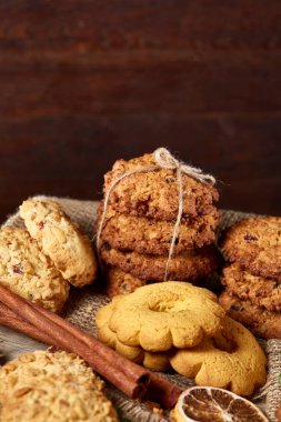 Kavramsal şenlikli bileşimi ile bir fincan sıcak çay, kurabiye ve spicies bir ahşap varil, seçici odak, yakın çekim