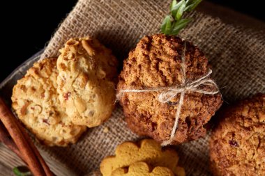 Kavramsal şenlikli bileşimi ile bir fincan sıcak çay, kurabiye ve spicies bir ahşap varil, seçici odak, yakın çekim