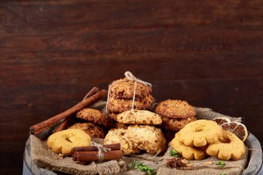 Tanımlama bilgileri ve tarçın bir ahşap varil, seçici odak, yakın çekim çeşitler ile kavramsal kompozisyon