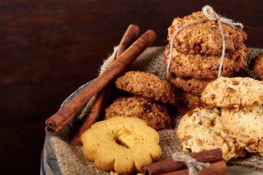 Tanımlama bilgileri ve tarçın bir ahşap varil, seçici odak, yakın çekim çeşitler ile kavramsal kompozisyon