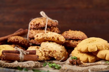 Tanımlama bilgileri ve tarçın bir ahşap varil, seçici odak, yakın çekim çeşitler ile kavramsal kompozisyon