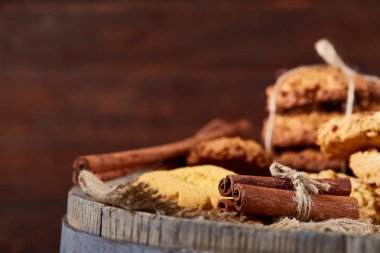 Tanımlama bilgileri ve tarçın bir ahşap varil, seçici odak, yakın çekim çeşitler ile kavramsal kompozisyon