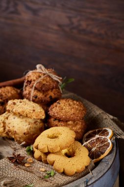 Tanımlama bilgileri ve tarçın bir ahşap varil, seçici odak, yakın çekim çeşitler ile kavramsal kompozisyon