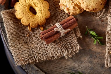 Tanımlama bilgileri ve tarçın bir ahşap varil, seçici odak, yakın çekim çeşitler ile kavramsal kompozisyon